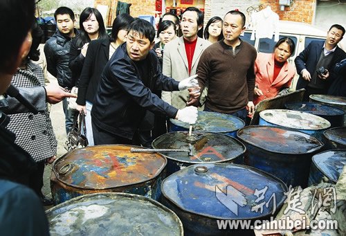 武汉官方否认对教授施压 称地沟油未上餐桌