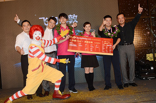 中区全明星冠军武汉国贸餐厅易曾（右二）